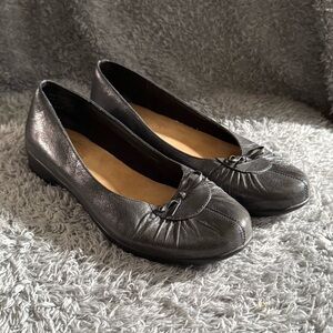 Clarks Women’s Black Leather Slip-On Loafers with Subtle Knot Detail 8M